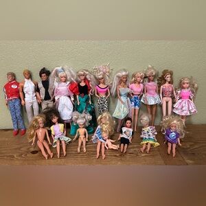 Vintage Lot Of Barbie’s (19 Dolls) W/Clothes & Accessories 200+ Pieces See Pics